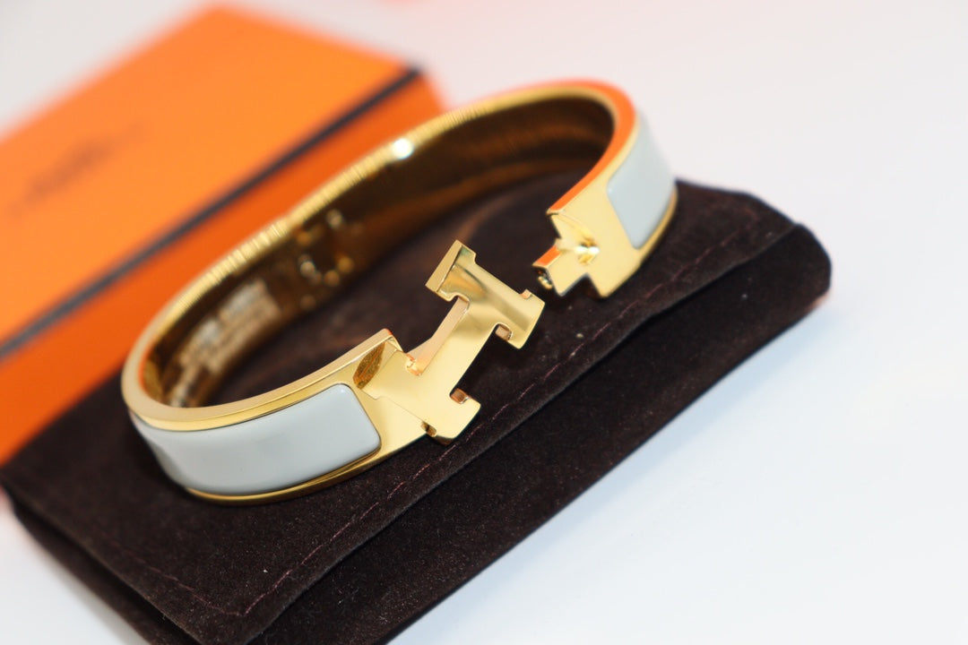 {
"⭐Luxery": "⭐ラグジュアリー",
"H LIGHT BLUE BRACELET": "H ライトブルーブレスレット"
}