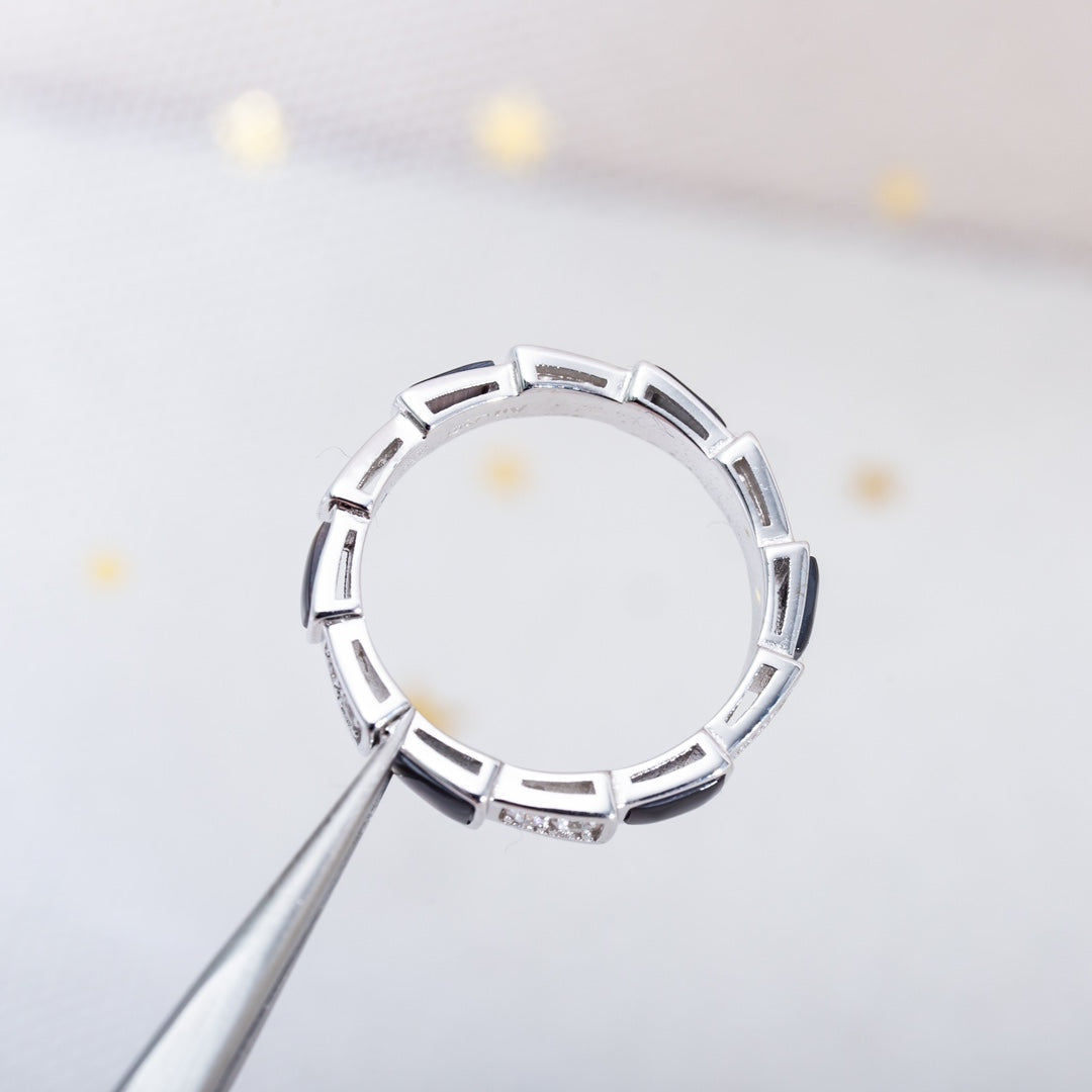 {
"⭐Luxery": "セルペンティ リング シルバー ダイヤモンド ブラックマザーオブパール 3mm"
}