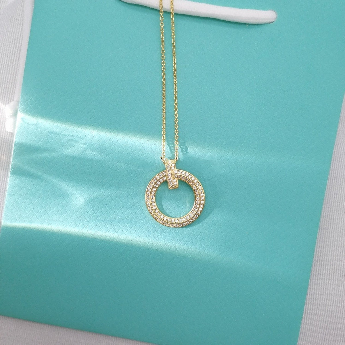 {
"⭐Luxery Jewels": "⭐ラグジュアリー・ジュエルズ",
"T WIRE PEDANT DIAMOND NECKLACE": "Tワイヤー ペンダント ダイヤモンドネックレス"
}
