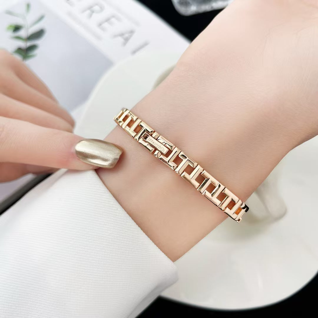 {
"⭐Luxery jewelrys": "⭐高級ジュエリー",
"TF CHAIN BRACELET": "TFチェーンブレスレット"
}