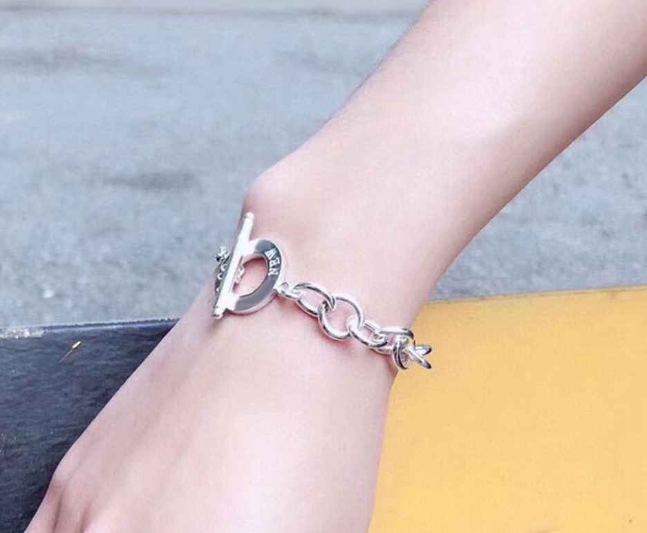 {
"⭐Luxery Jewels": "⭐ラグジュアリー・ジュエルズ",
"TOGGLE TAG BRACELET SILVER": "トグルタグブレスレット シルバー"
}
