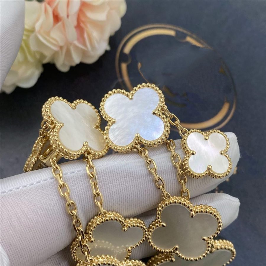 {
"⭐Luxery": "【高級】クローバーピアス ホワイトマザーオブパール 4モチーフ ゴールド"
}
