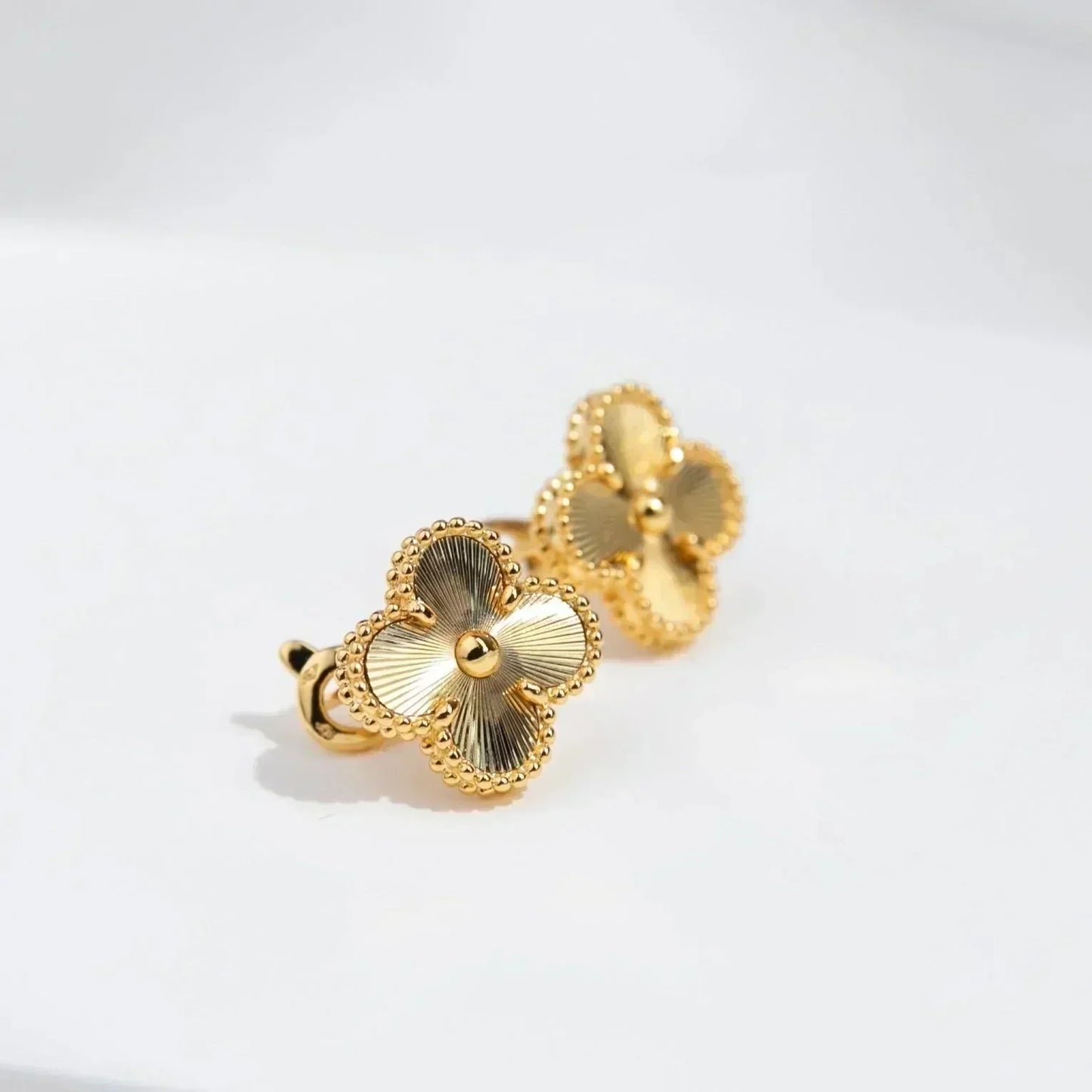 [Luxery]CLOVER MEDIUM 1 MOTIFS LASER EARRINGS