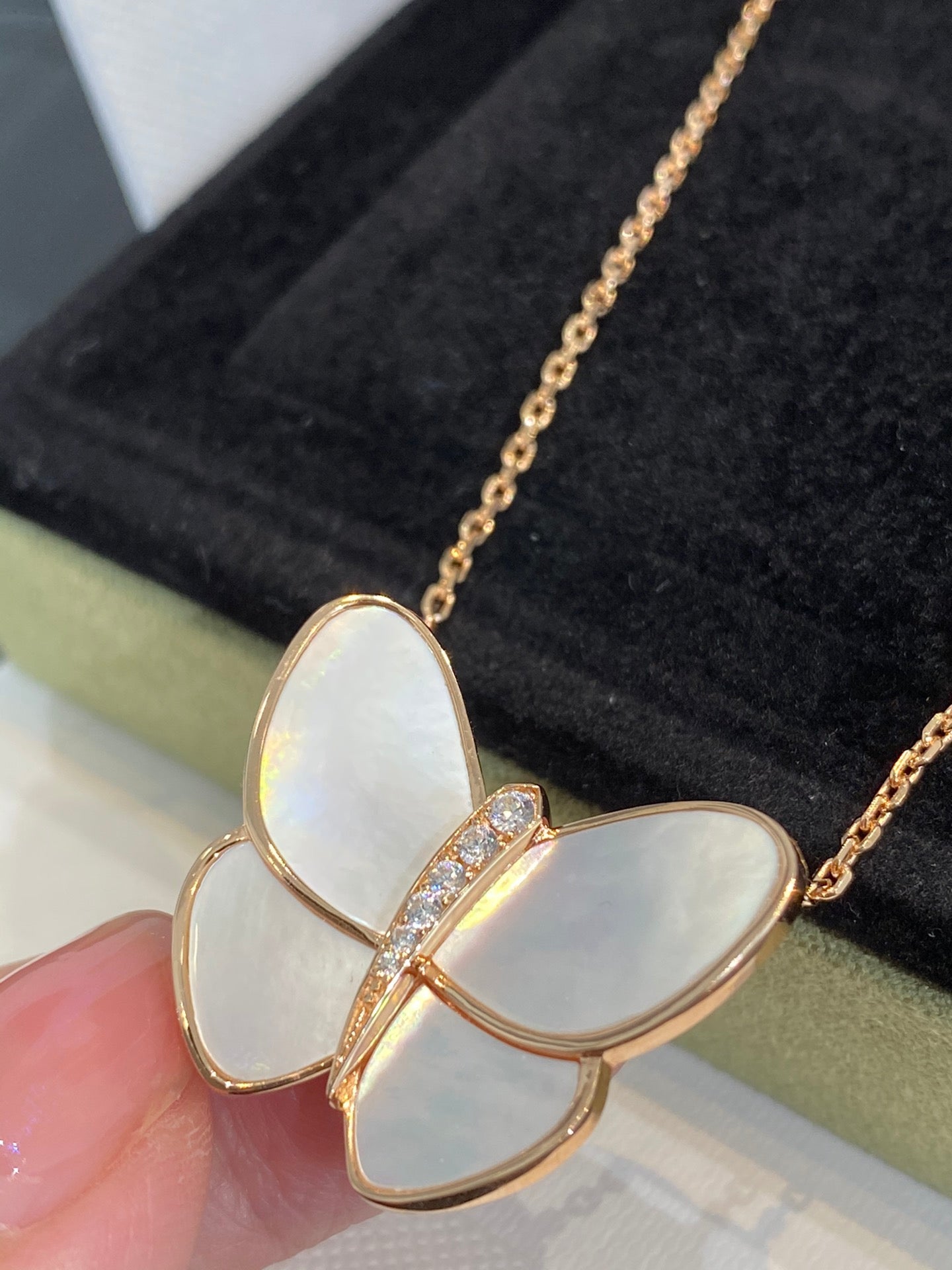 [Luxery]BUTTERFLY GOLD MOP DIAMOND NECKLACE