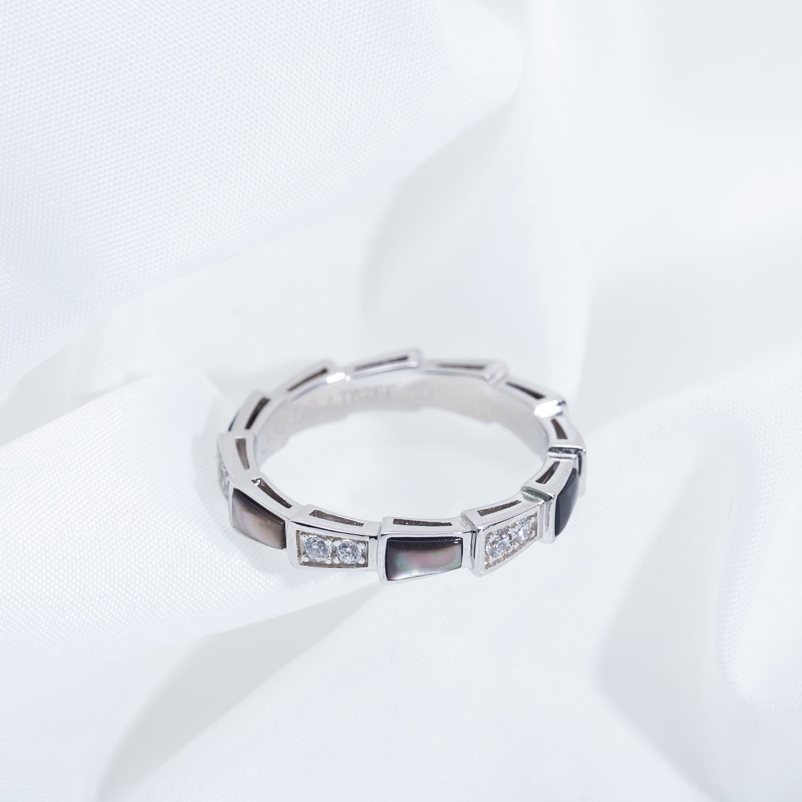 {
  "⭐Luxery": "セルペンティ リング シルバー ダイヤモンド ブラックマザーオブパール 3mm"
}