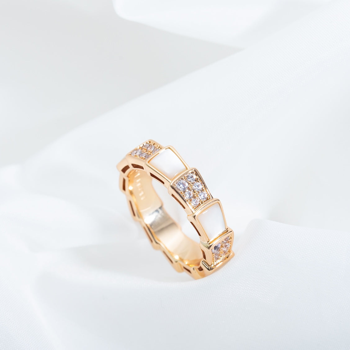 [⭐Luxus]SERPENTI RING ROSEGOLD PERLMUTT DIAMANT-PAVÉ 4MM