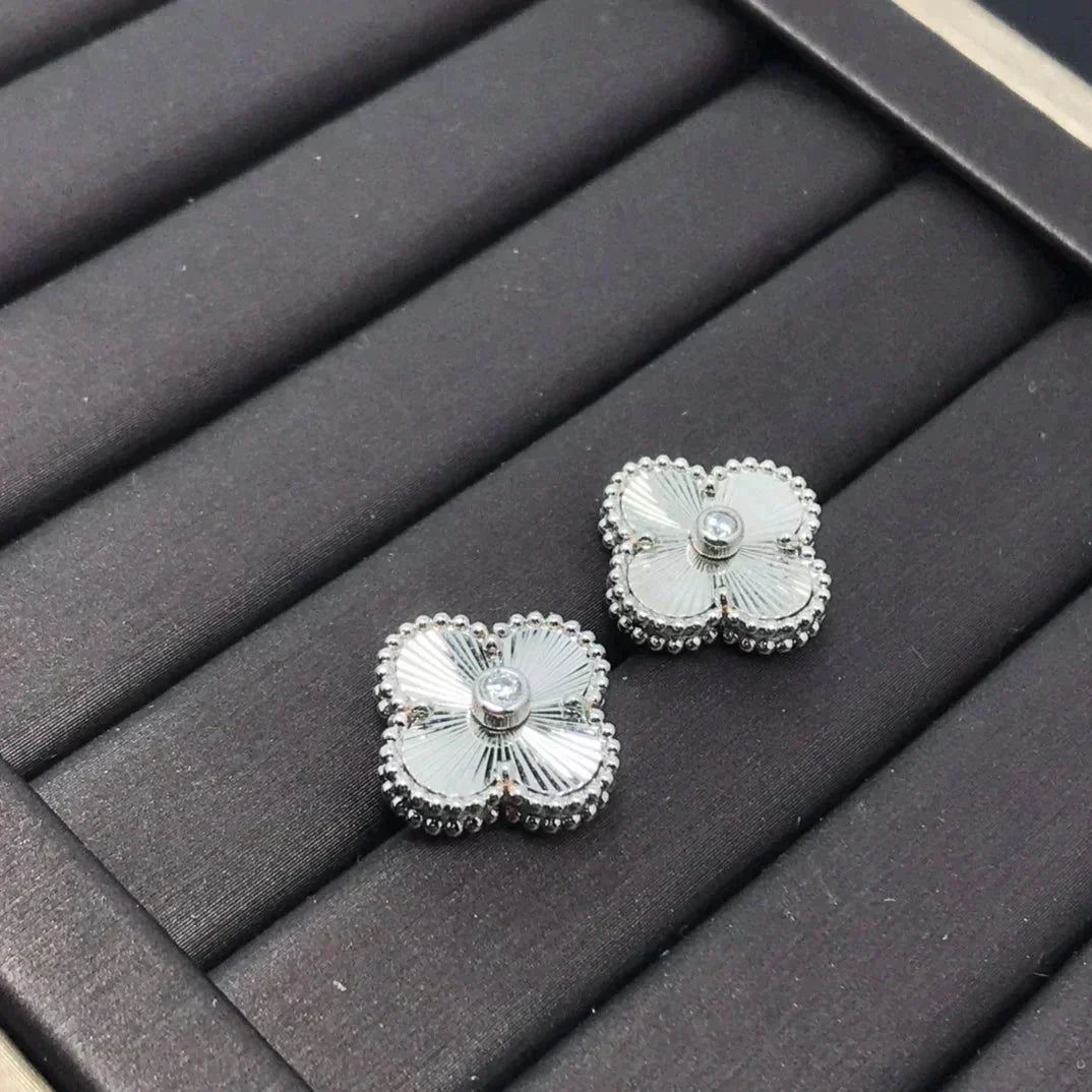 [Luxery]CLOVER MINI 9.5MM LASER EARRINGS