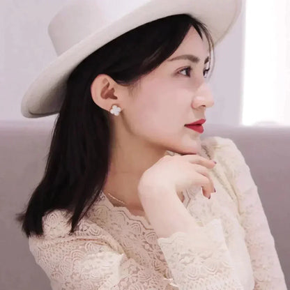[Luxery]CLOVER MEDIUM 1 MOTIFS  WHITE MOP STUD EARRINGS