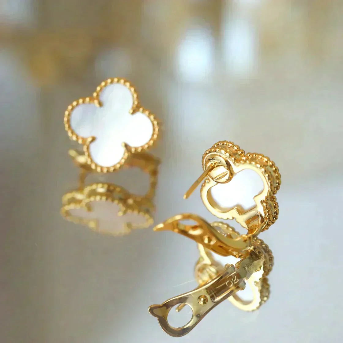 [Luxery]CLOVER MEDIUM 1 MOTIFS  WHITE MOP STUD EARRINGS