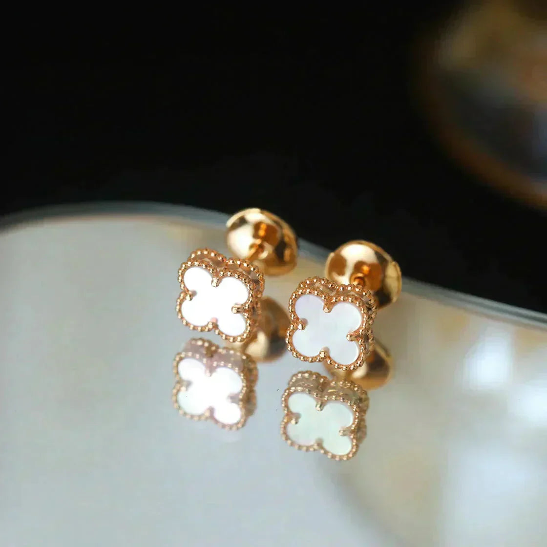 [Luxery]CLOVER MINI 9.5MM WHITE MOP EARRINGS