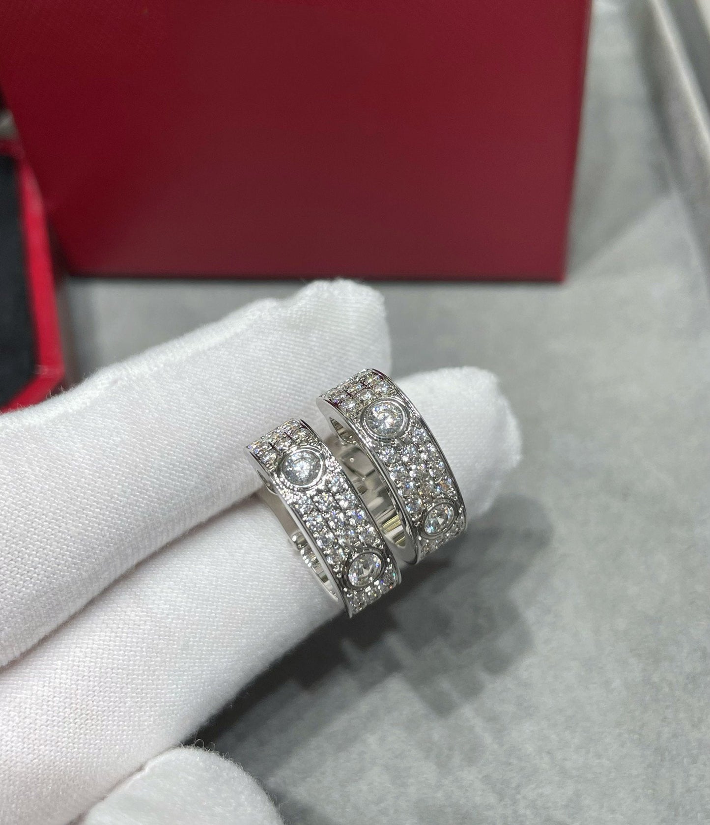 [Luxery]LOVE 5.5MM DIAMOND PAVED EARRINGS