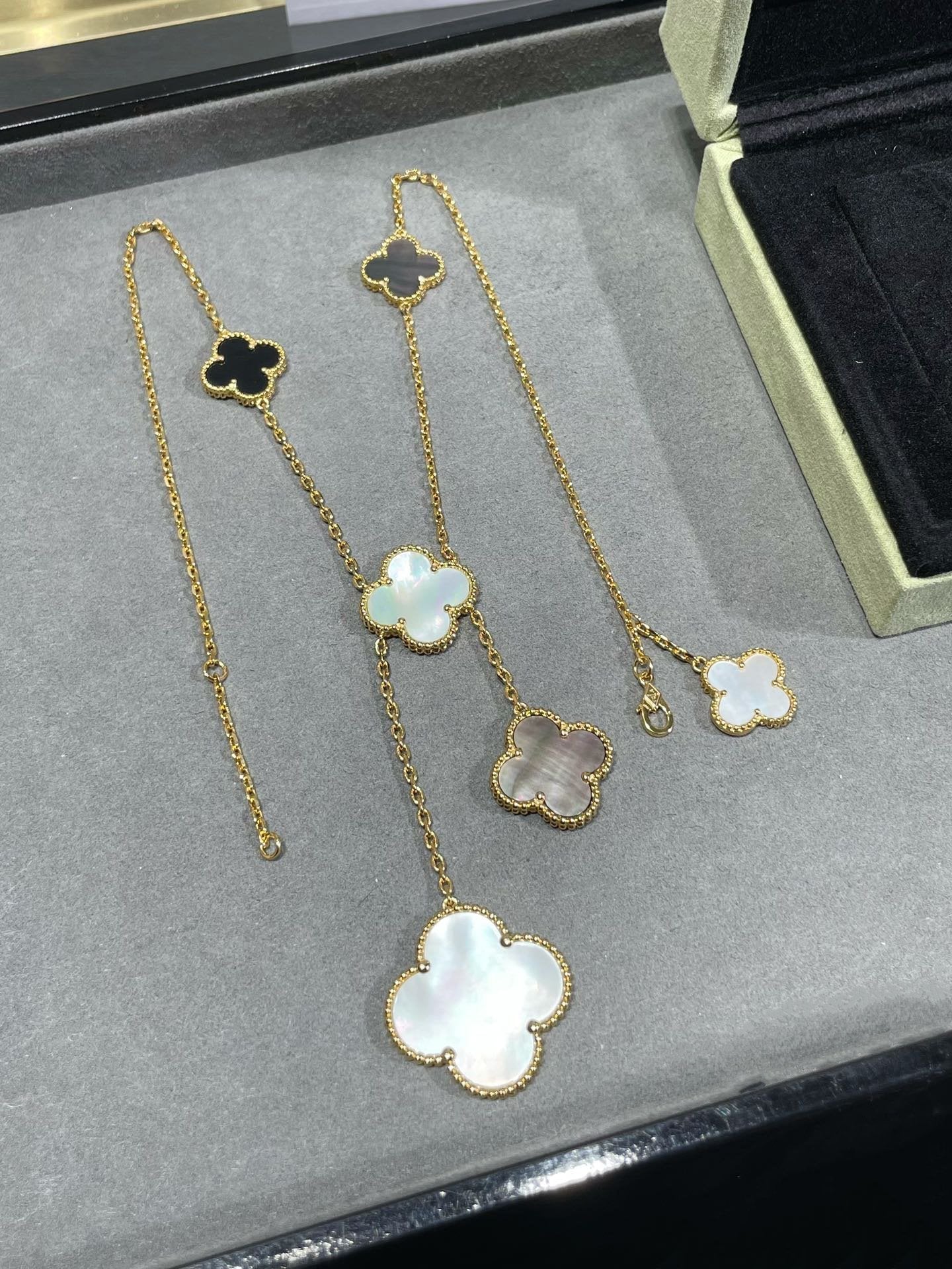 [Luxery]CLOVER 6 MOTIF MOP ONYX GOLD NECKLACE