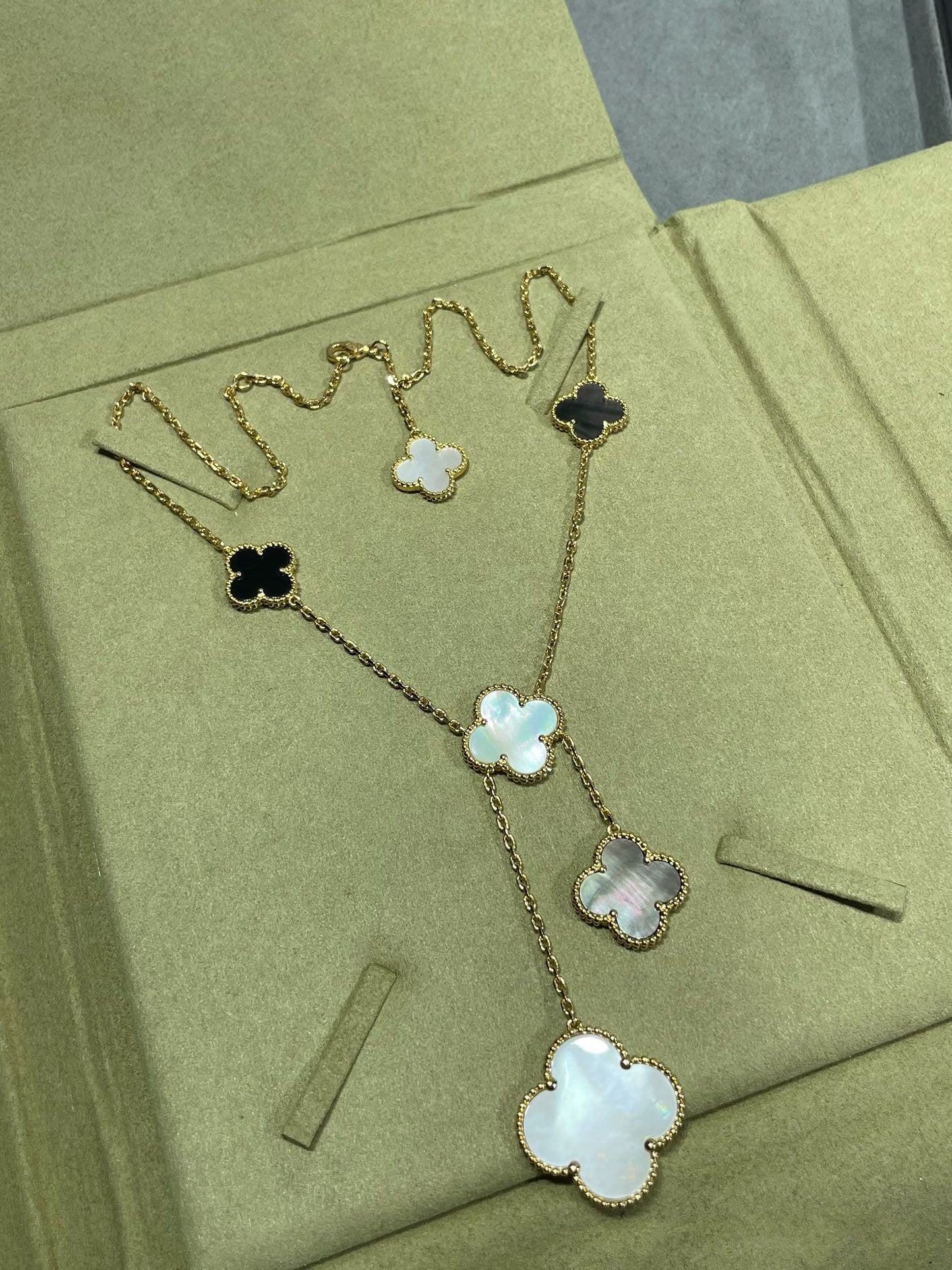 [Luxery]CLOVER 6 MOTIF MOP ONYX GOLD NECKLACE