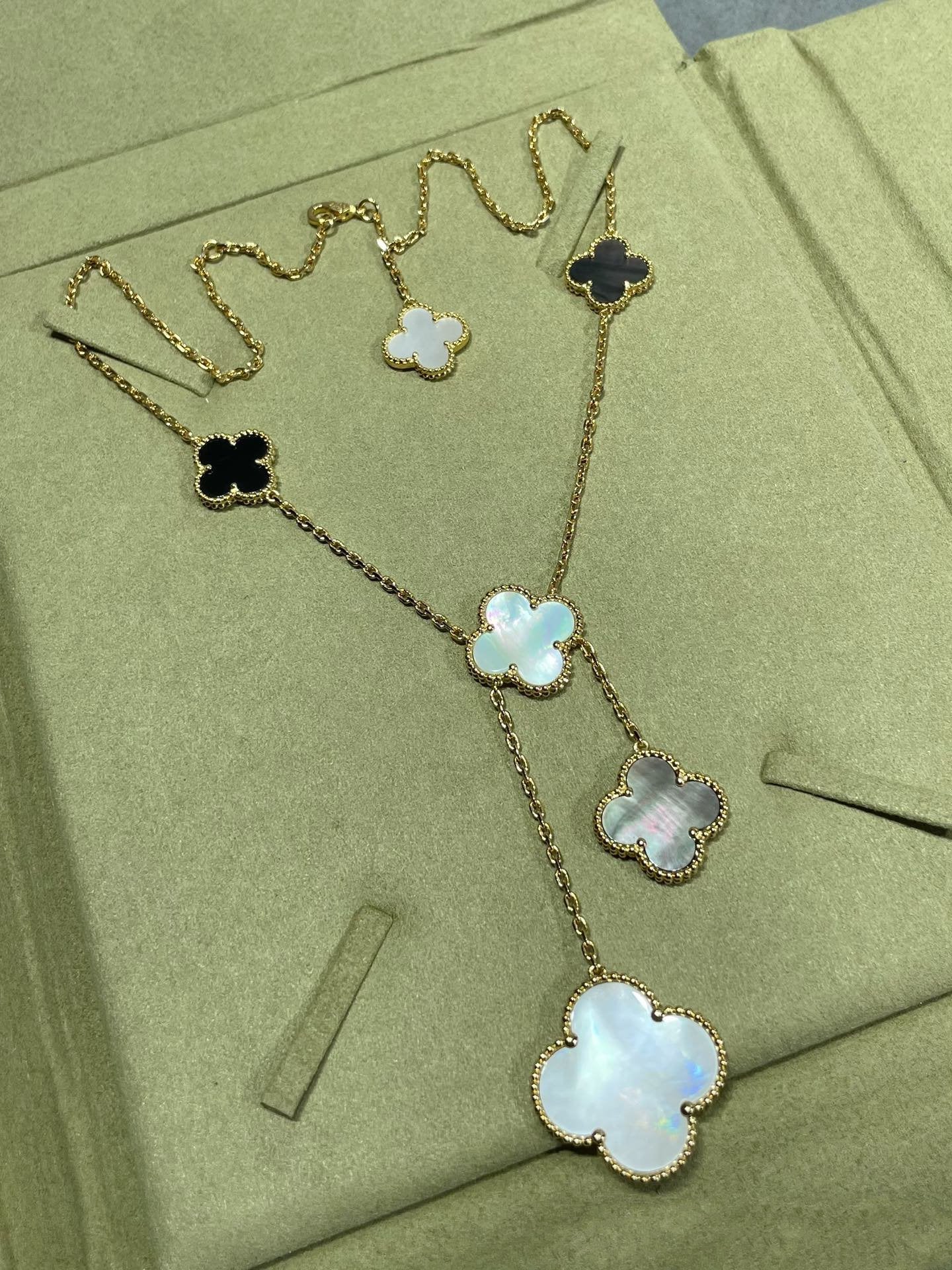[Luxery]CLOVER 6 MOTIF MOP ONYX GOLD NECKLACE
