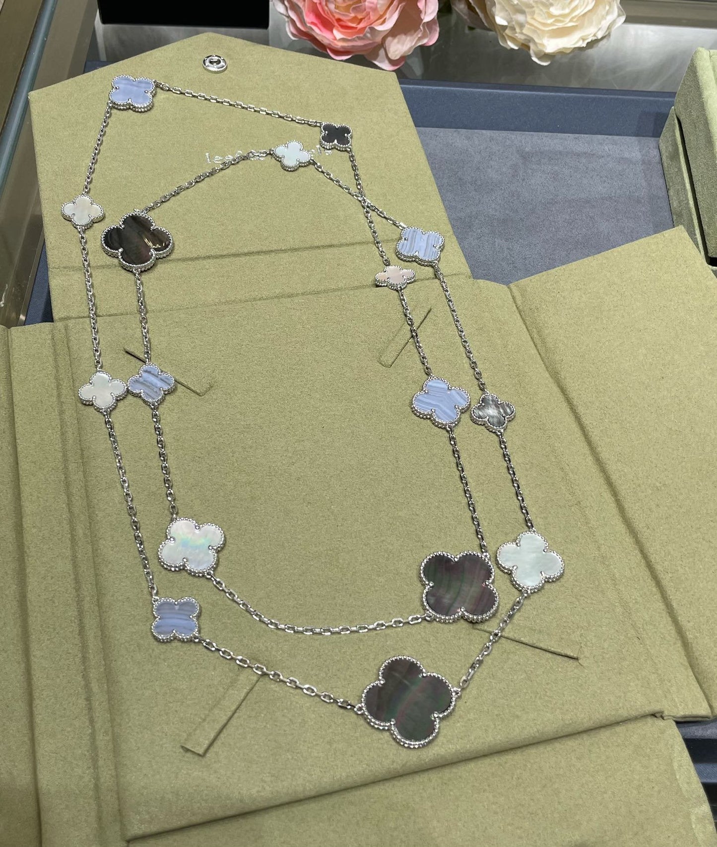 [Luxery]CLOVER 16 MOTIF CHALCEDONY MOP SILVER NECKLACE