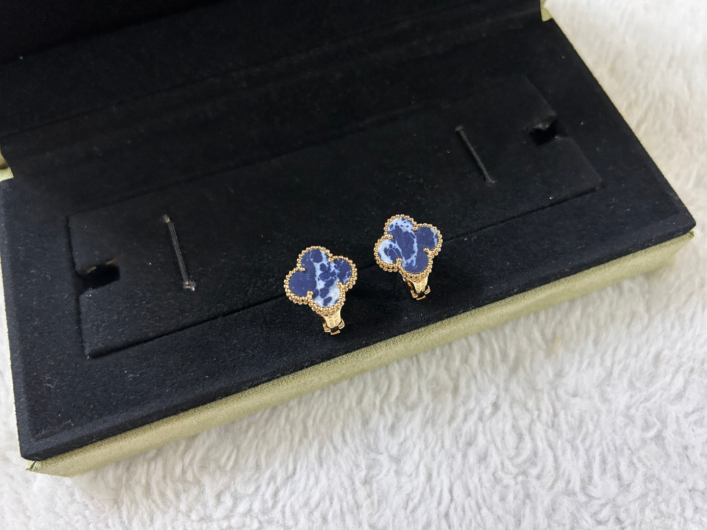 [Luxery]CLOVER PIETERSITE MEDIUM STUD EARRINGS