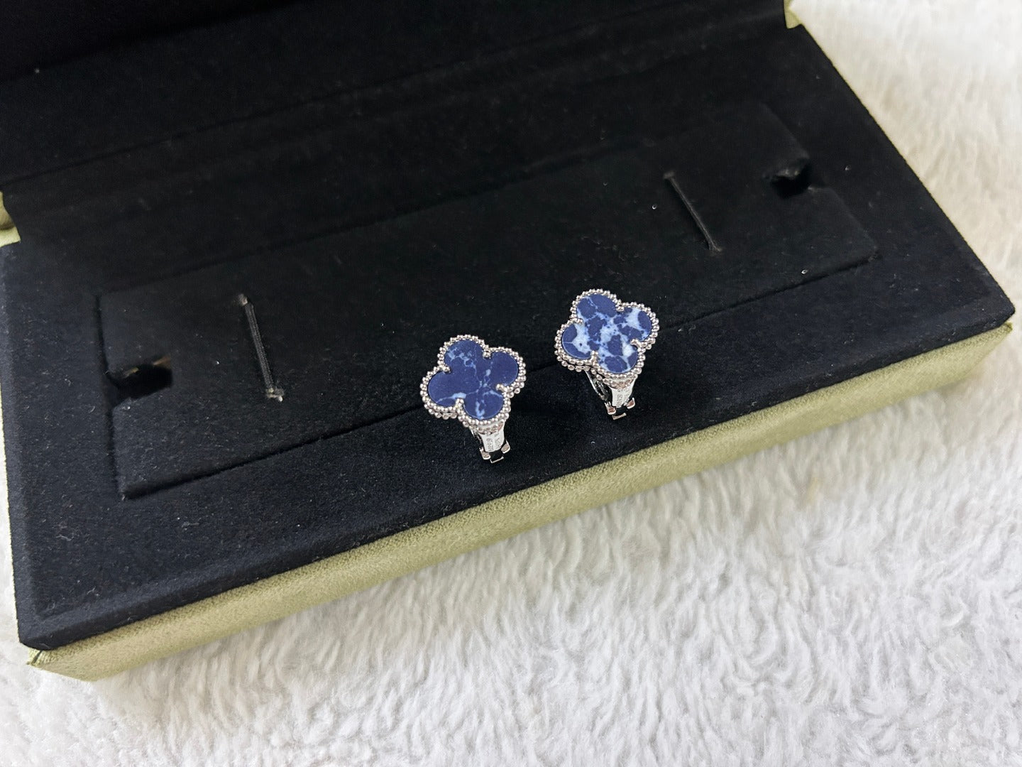 [Luxery]CLOVER PIETERSITE MEDIUM STUD EARRINGS