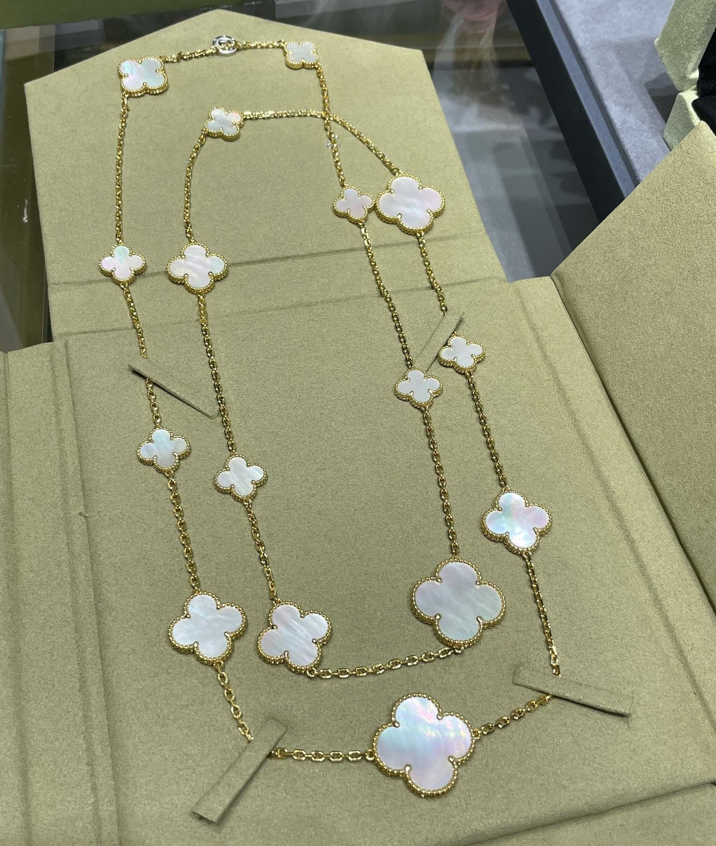 [Luxery]CLOVER 16 MOTIF WHITE MOP GOLD NECKLACE