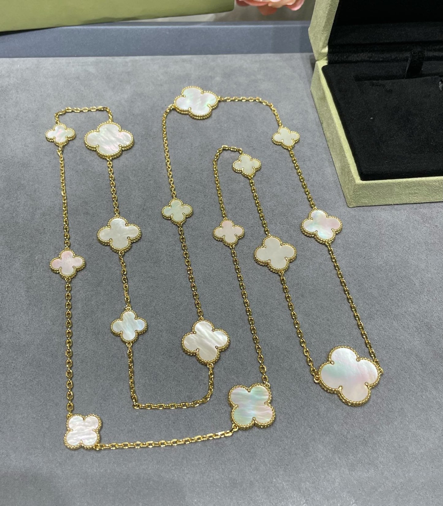 [Luxery]CLOVER 16 MOTIF WHITE MOP GOLD NECKLACE