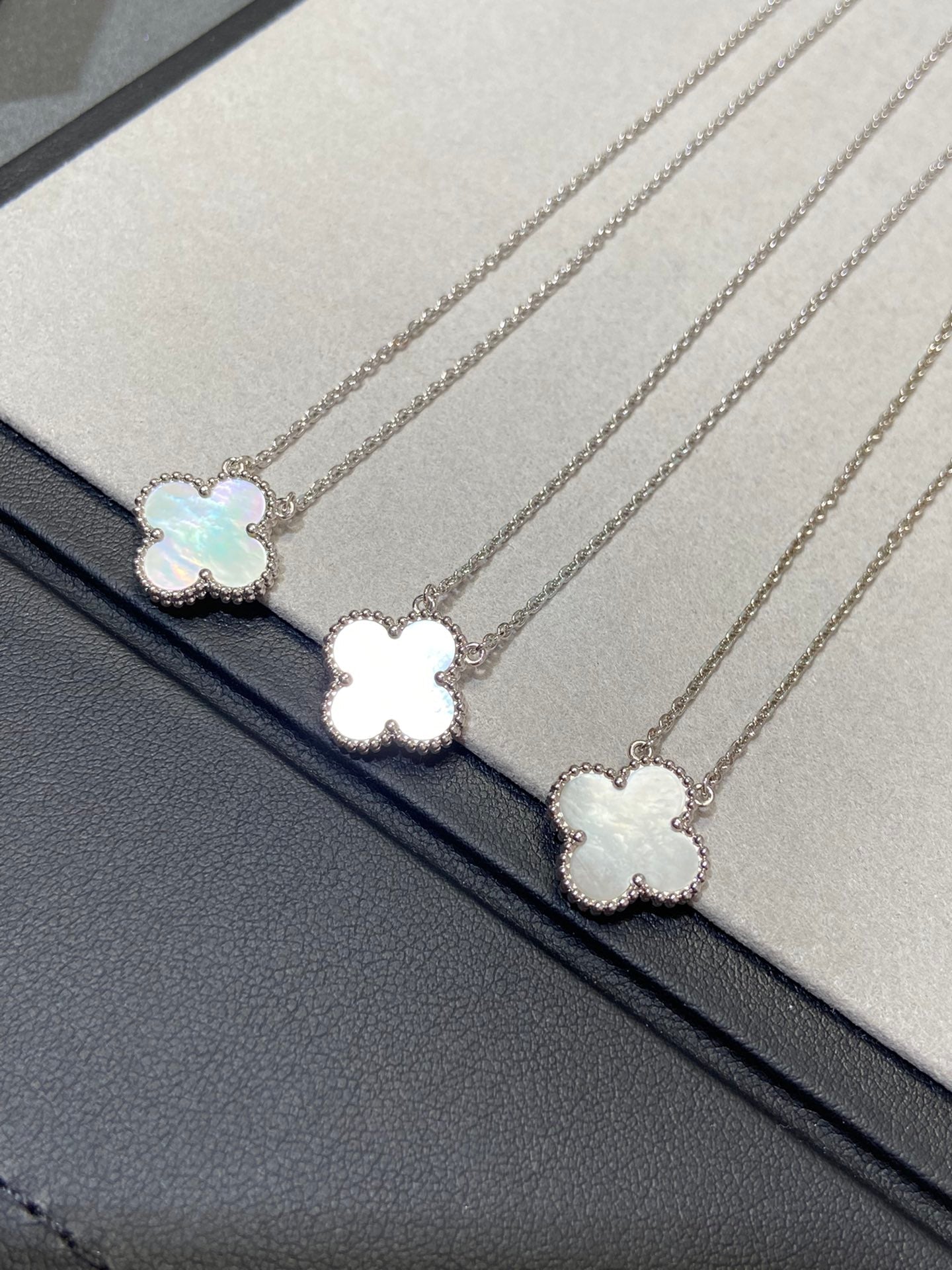 [Luxery]CLOVER MEDIUM SILVER WHITE MOP NECKLACE