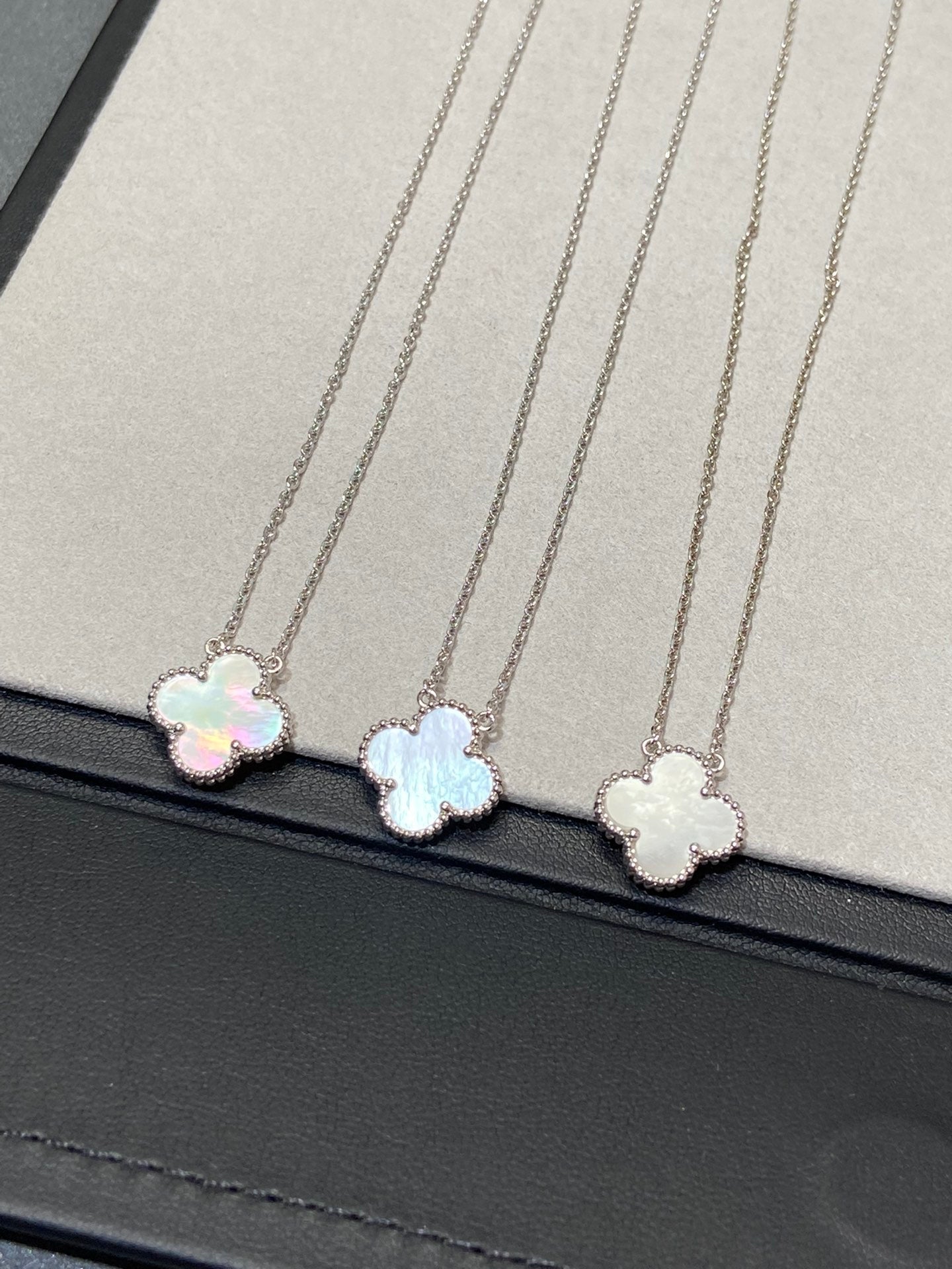 [Luxery]CLOVER MEDIUM SILVER WHITE MOP NECKLACE