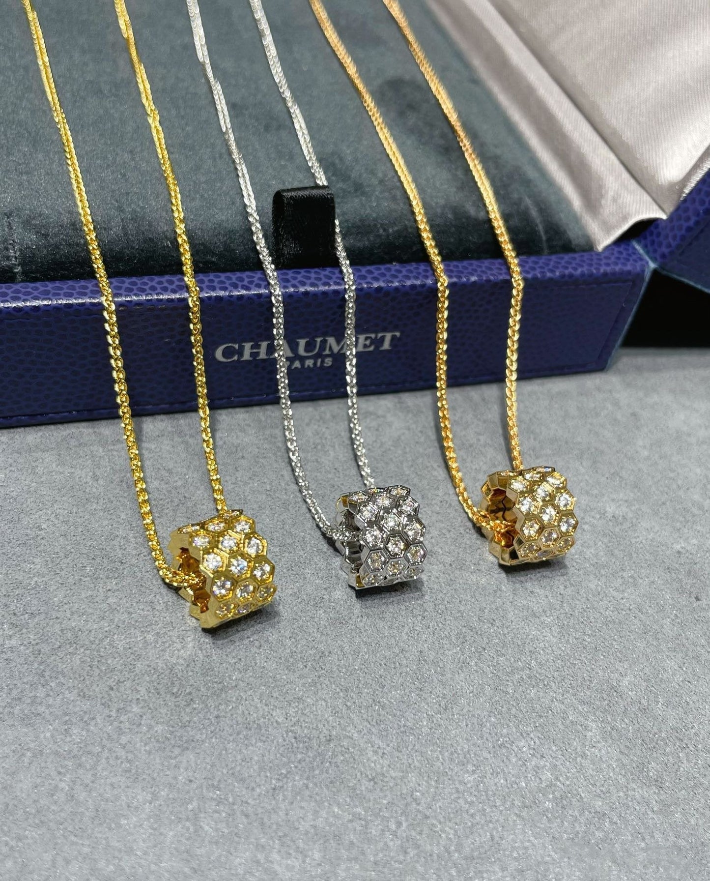 [Luxery]BEE LOVE DIAMOND PAVED 3 ROW NECKLACE