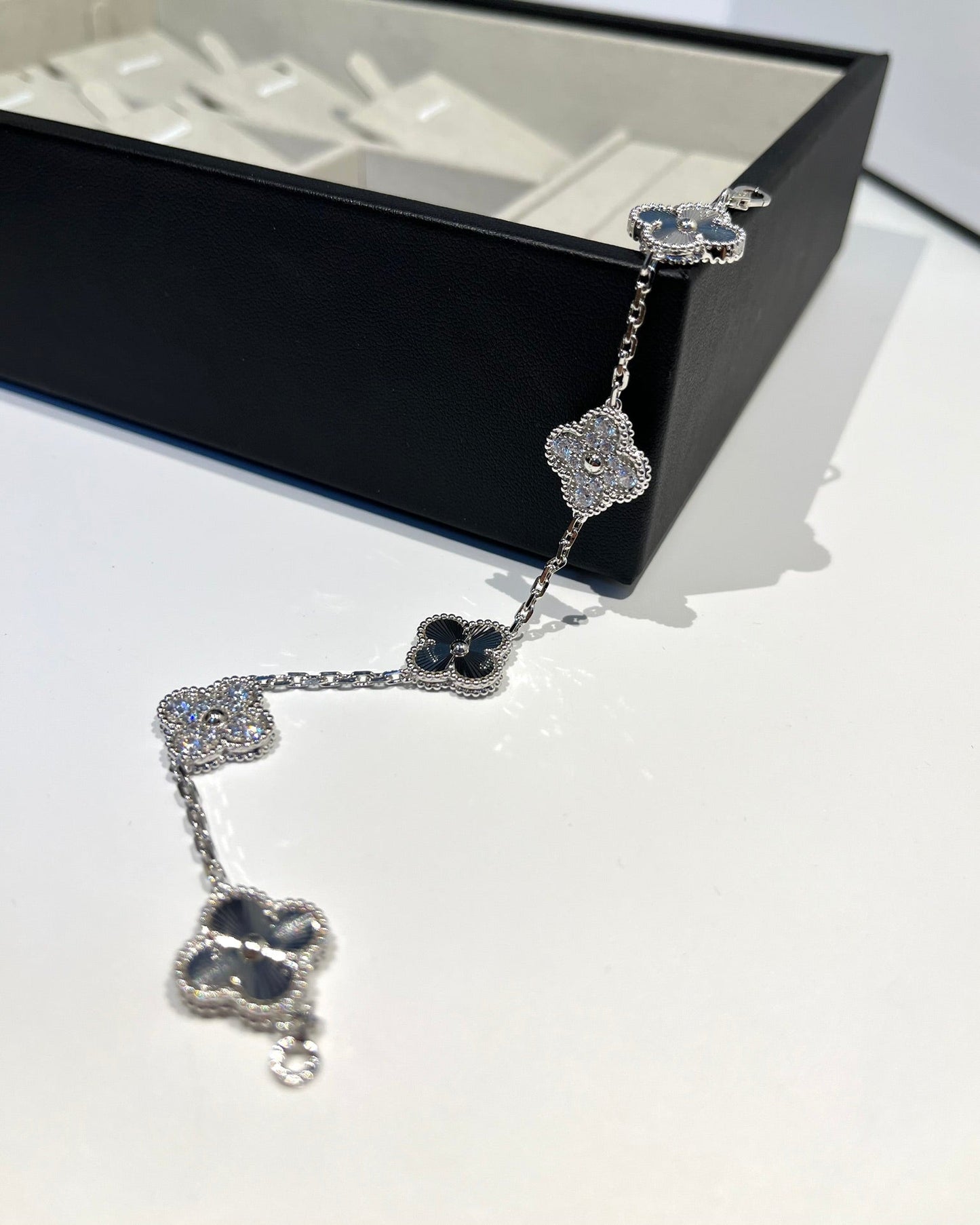 [Luxery] CLOVER 5 MOTIF LASER BRACELET COLLECTION