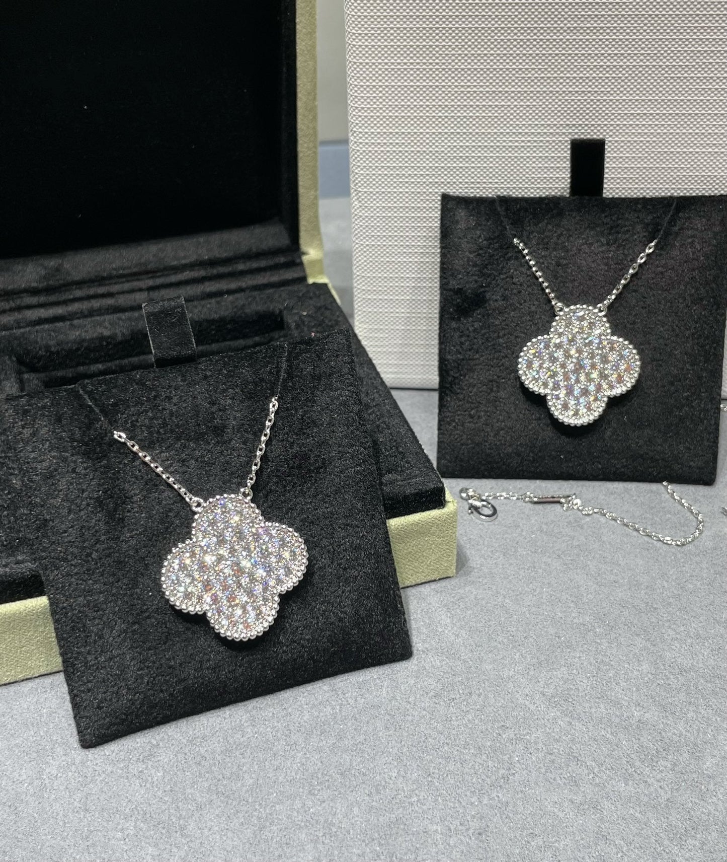 [Luxery]CLOVER 25MM LARGE PENDANT DIAMOND PAVED SILVER NECKLACE