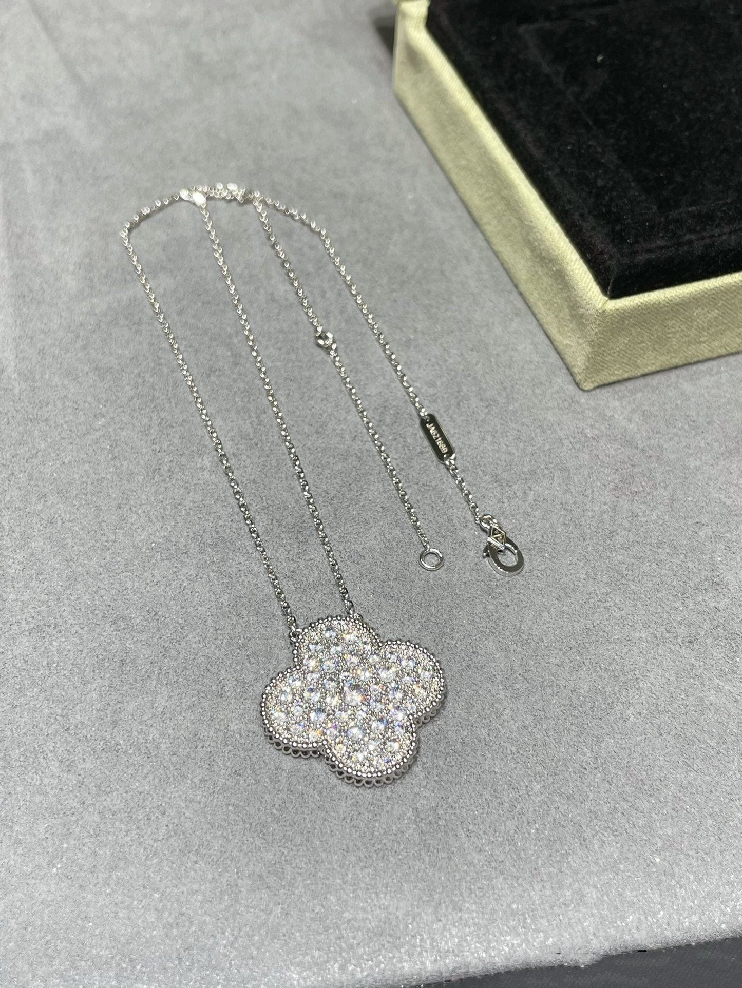 [Luxery]CLOVER 25MM LARGE PENDANT DIAMOND PAVED SILVER NECKLACE