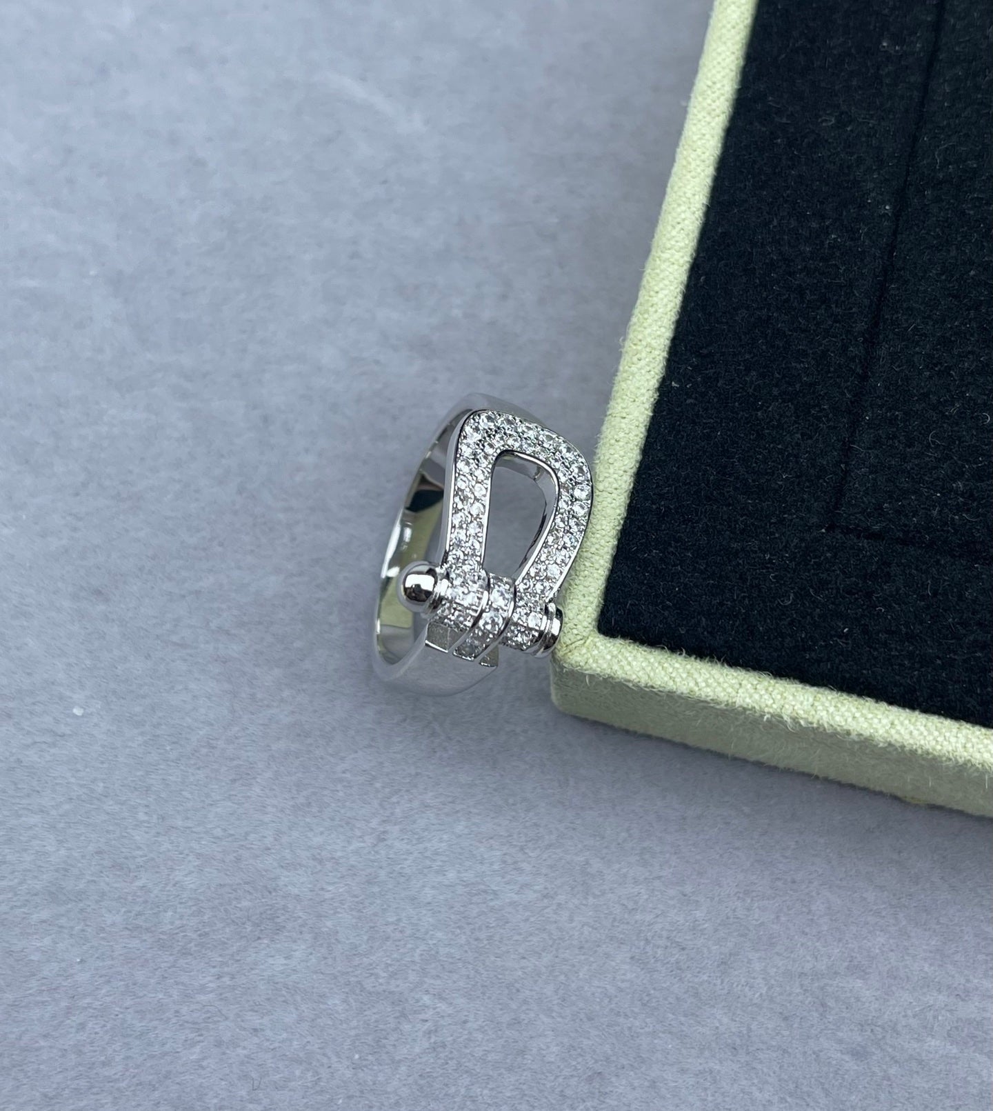 [Luxery]Wide Hoof-Shaped Diamond-Studded Ring