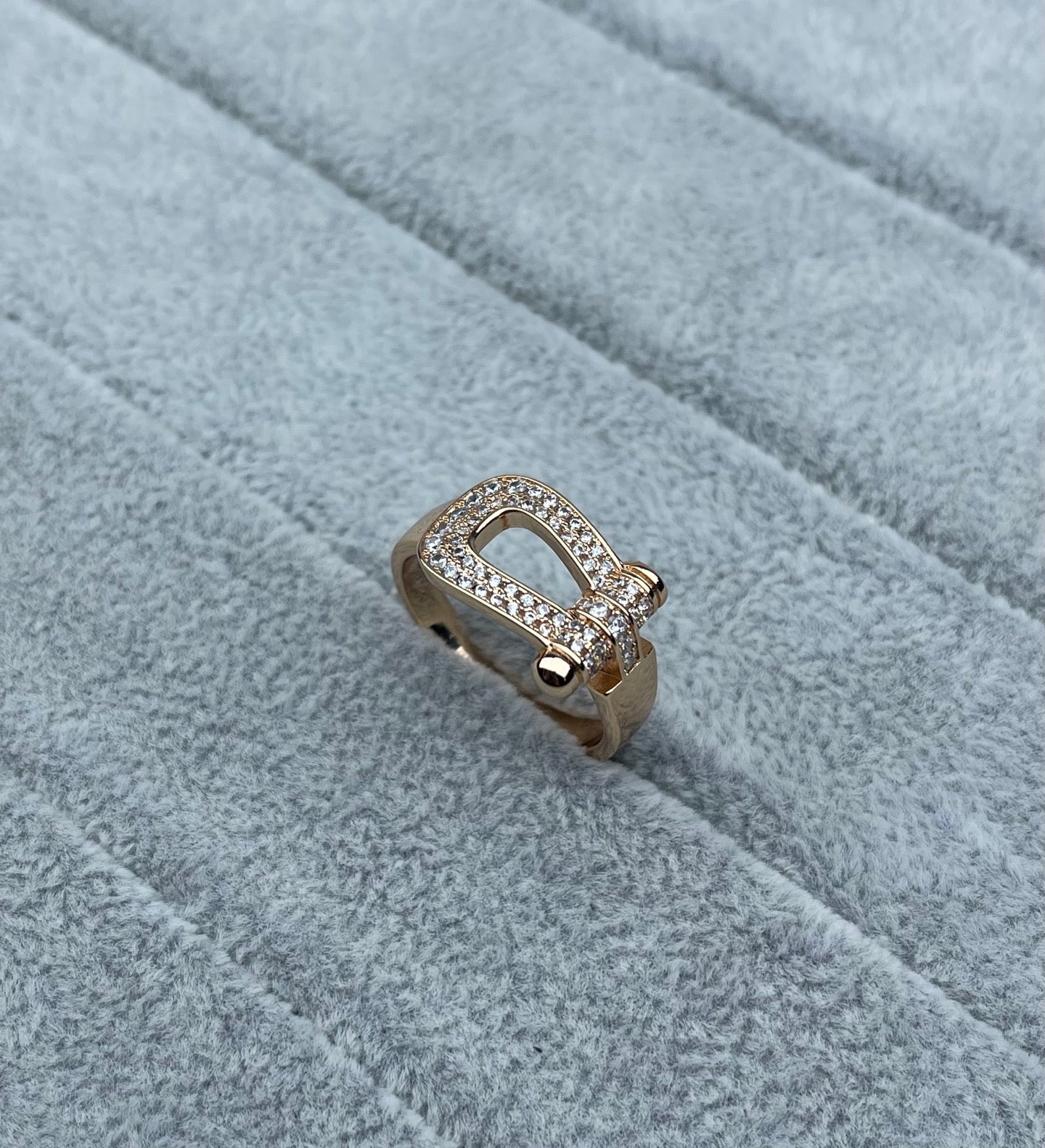 [Luxery]Wide Hoof-Shaped Diamond-Studded Ring