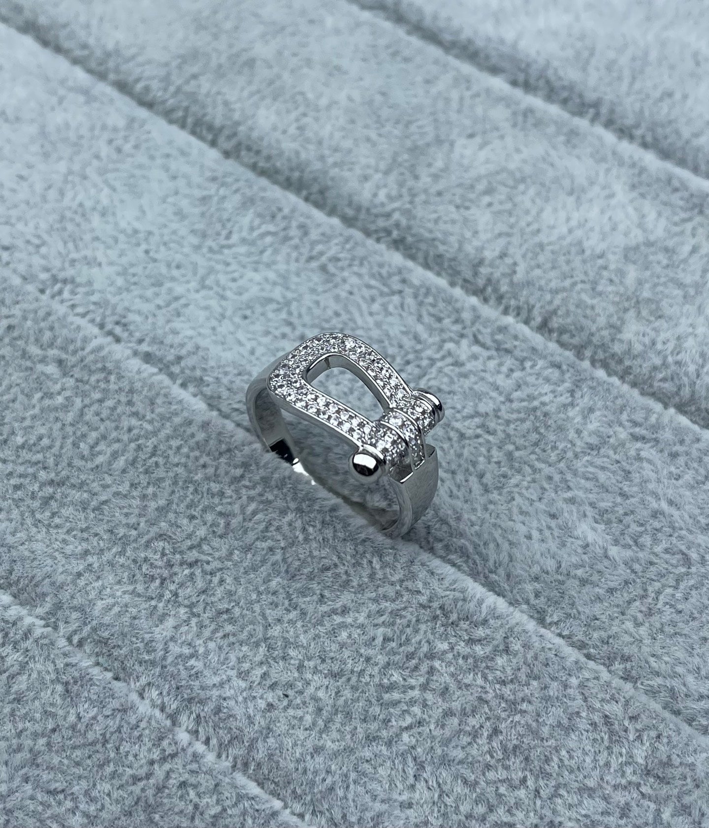 [Luxery]Wide Hoof-Shaped Diamond-Studded Ring