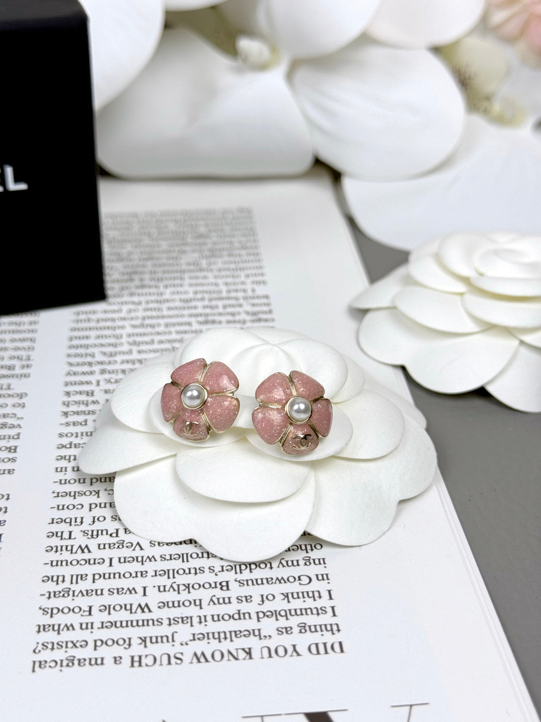 [Luxery]26C Pink Camellia Pearl Enamel Stud Earrings