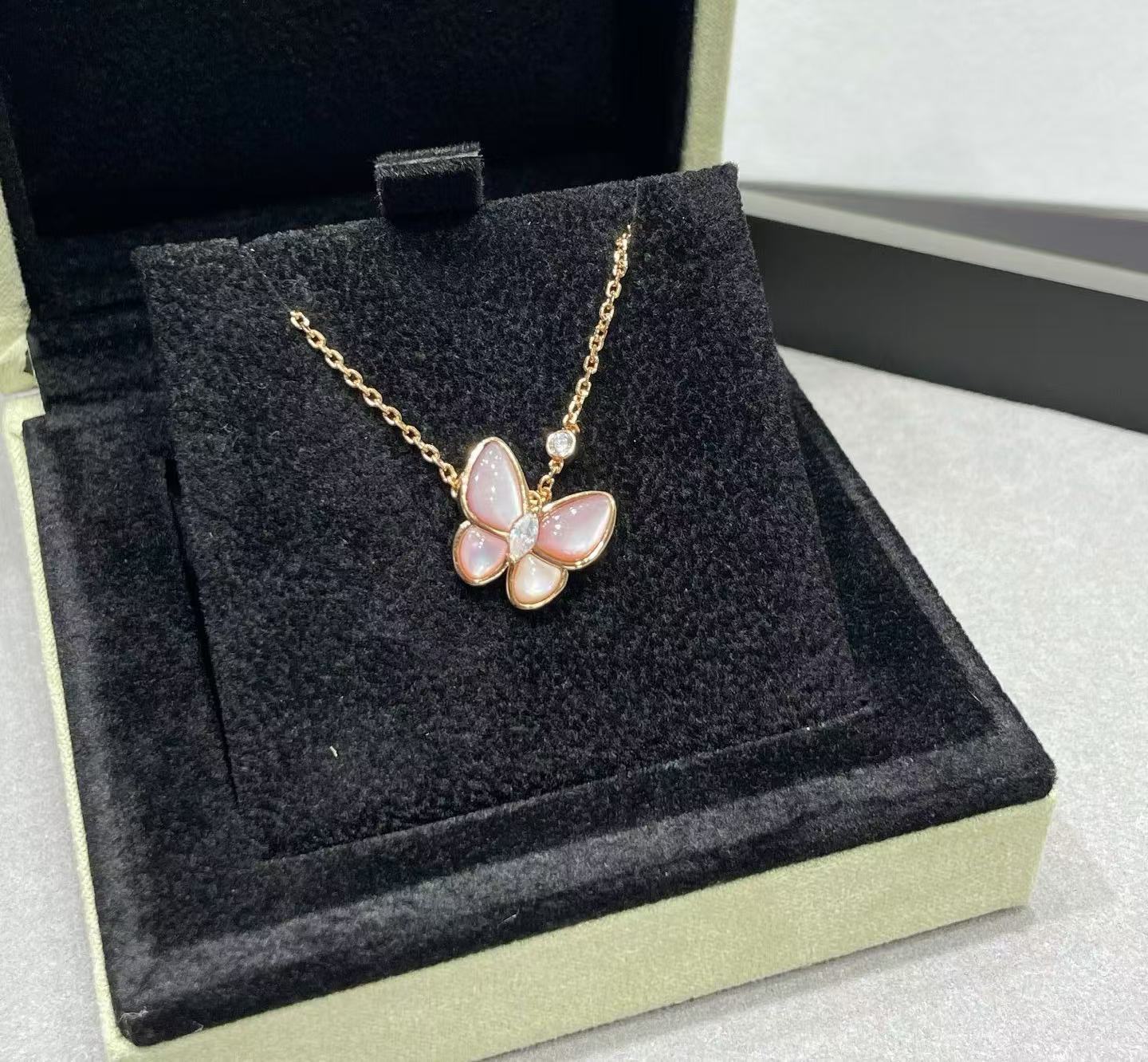 [Luxery]BUTTERFLY PINK MOTHER-OF-PEARL DIAMOND NECKLACE