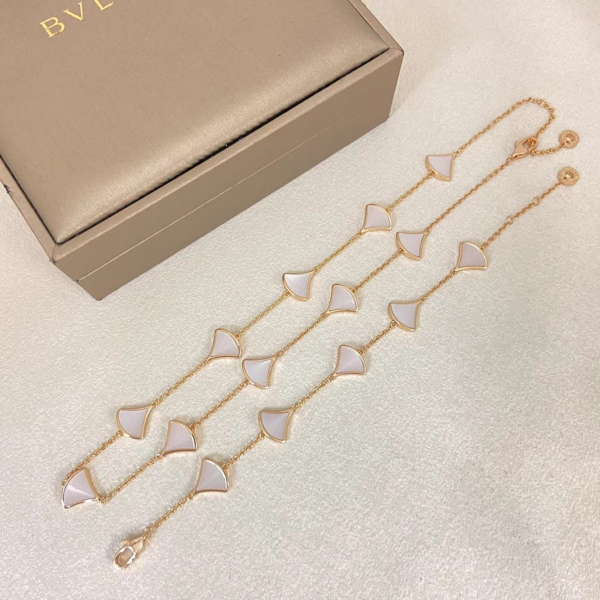 [⭐Luxus] NEUER BLUMENROCK UND ROSÉGOLDENES ARMBAND