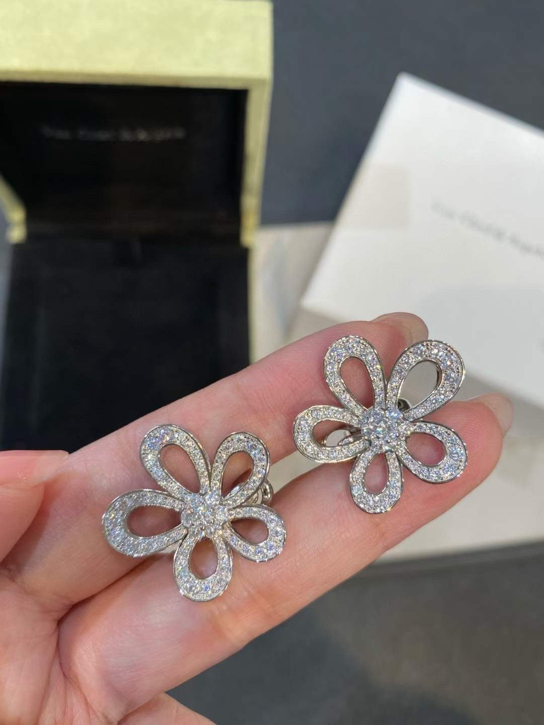 {
  "[⭐Luxery]FLOWERLACE EARRINGS FULL DIAMONDS": "[⭐ラグジュアリー] フラワーレース・フルダイヤモンドイヤリング"
}