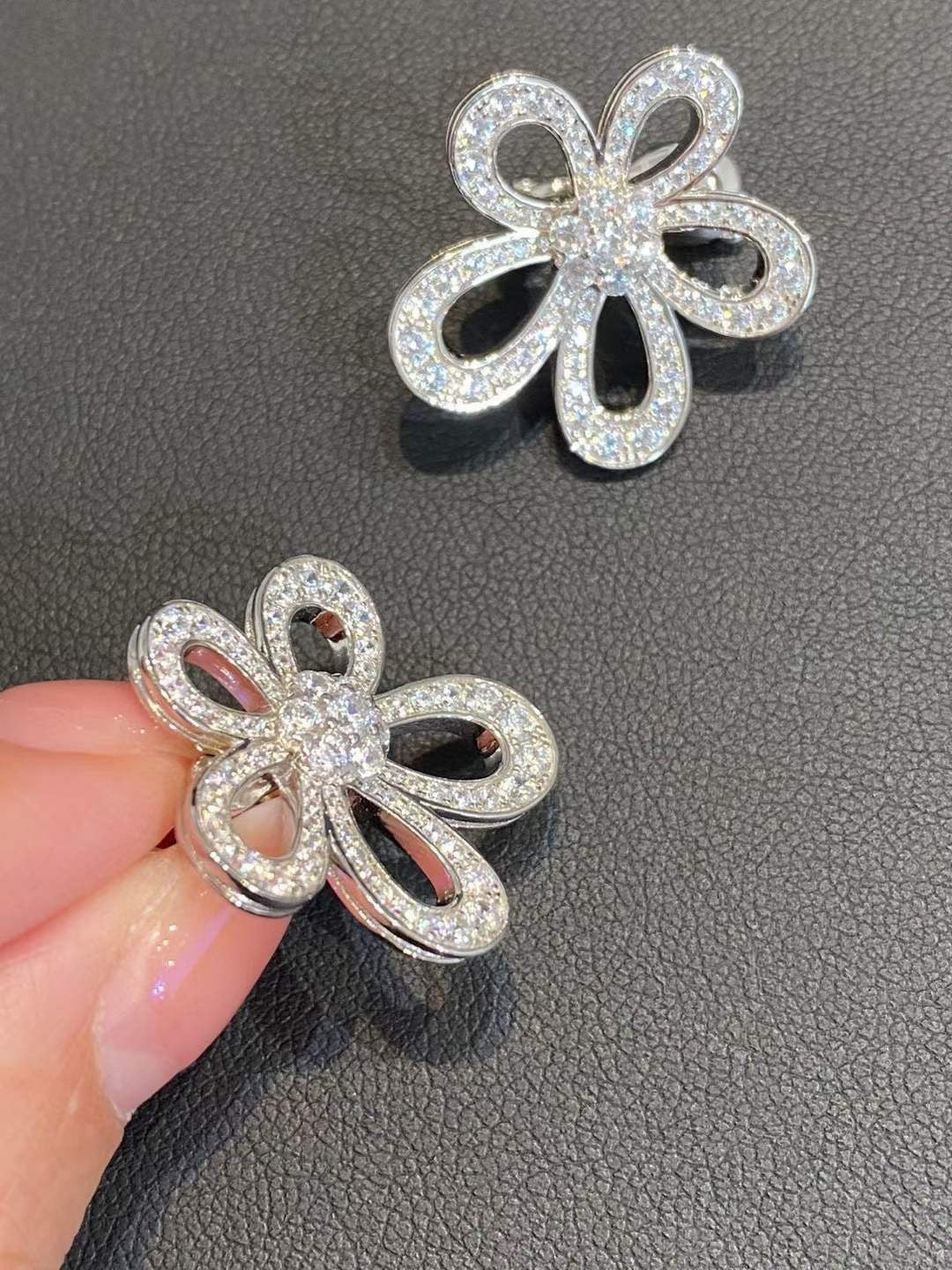 {
  "[⭐Luxery]FLOWERLACE EARRINGS FULL DIAMONDS": "[⭐ラグジュアリー] フラワーレース・フルダイヤモンドイヤリング"
}