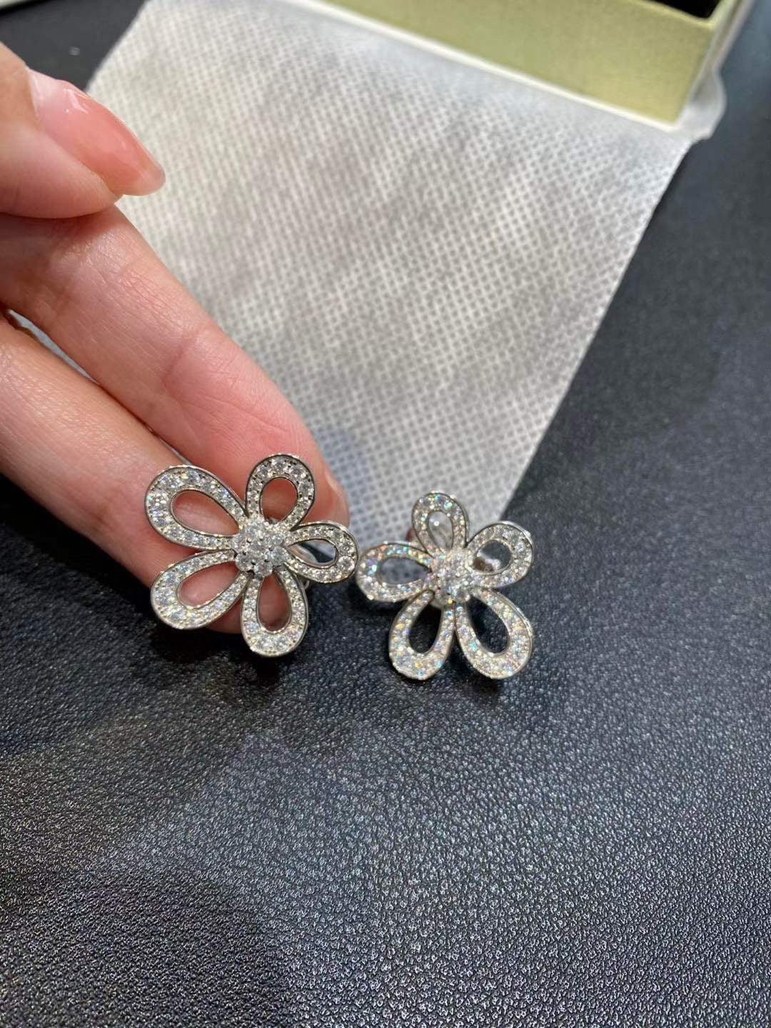{
  "[⭐Luxery]FLOWERLACE EARRINGS FULL DIAMONDS": "[⭐ラグジュアリー] フラワーレース・フルダイヤモンドイヤリング"
}