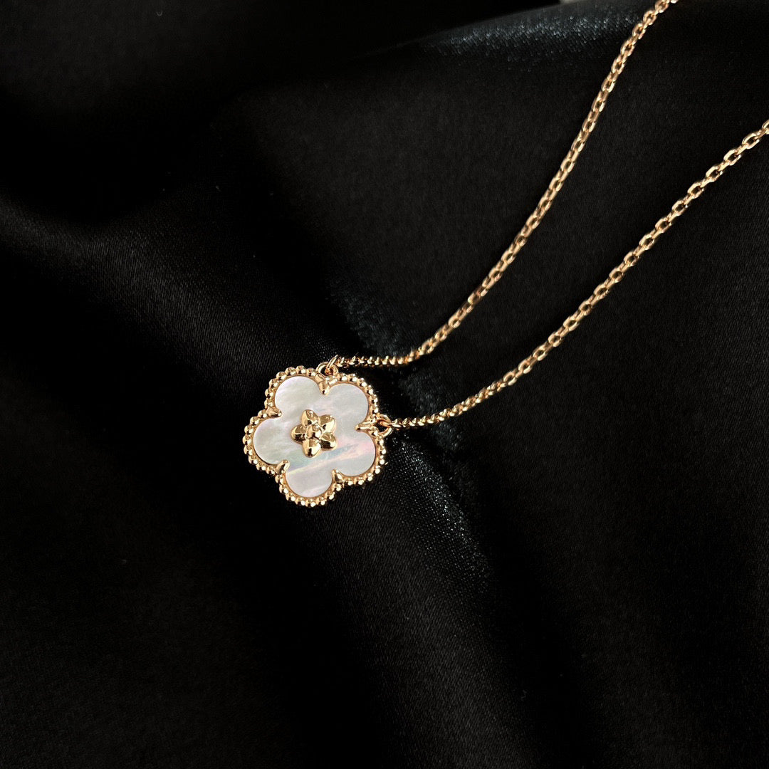 [Luxery]LUCKY  WHITE MOP  PLUM BLOSSOM NECKLACE