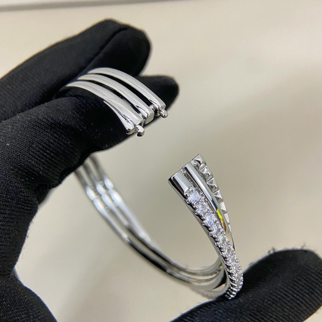 [⭐ラグジュアリー] エタンセル ドゥ カルティエ ブレスレット、ハーフダイヤモンド