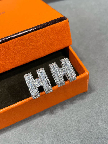 [Luxery]H STUD EARRINGS WITH SILVER DIAMONDS