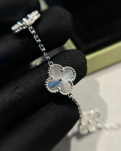 [Luxery] CLOVER 5 MOTIF LASER BRACELET COLLECTION