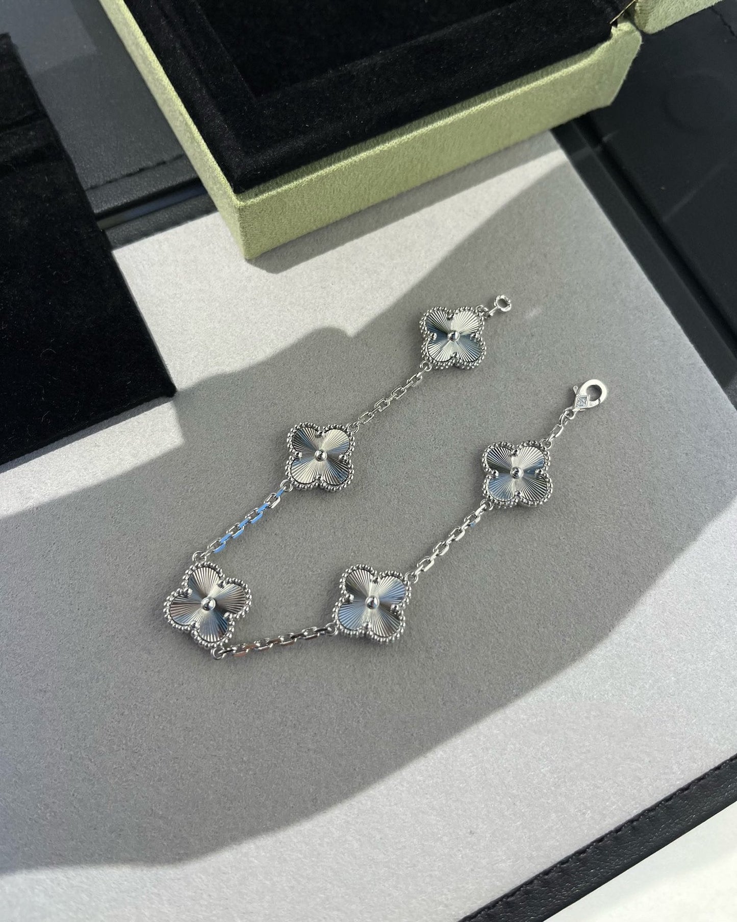 [Luxery] CLOVER 5 MOTIF LASER BRACELET COLLECTION
